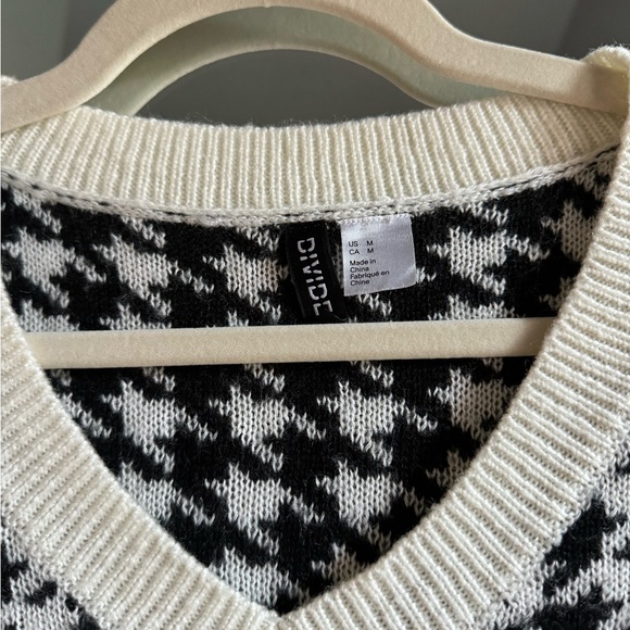 H&M Houndstooth Vneck Sweater Vest - Picture 2 of 3